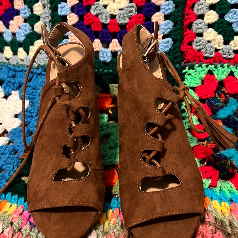 Cute wedges tie. Up size 6.